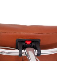 Bruine leren rugleuning met een zichtbare naad, voorzien van een rode knop en zwarte bevestigingshardware, bevestigd aan een glanzend zilveren handvat.