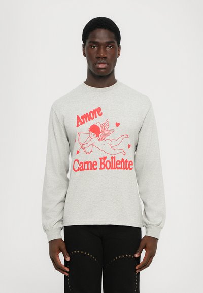 Gray long-sleeve sweatshirt featuring red graphic text "Amore Carne Bollente" and an illustration of a cherub with hearts.
