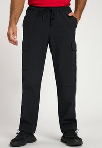 Schwarze Cargo-Hosen aus dehnbarem Material verfügen über einen Kordelzugbund, Seitentaschen und eine taillierte Passform mit sichtbaren Nahtdetails.