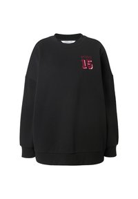 Zwarte sweater met een ronde hals, een losse pasvorm, verlaagde schouders en een bordeauxrode geborduurde "STUDIO 15" op de voorkant. Zachte katoenen stof.