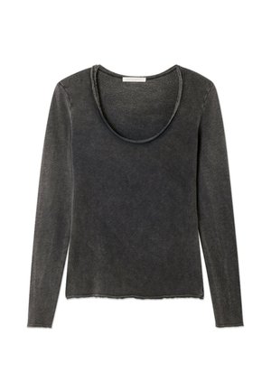 Długi rękaw, ciemnoszara bluzka z szerokim dekoltem w kształcie półokręgu, miękką fakturą oraz surowym wykończeniem na dole i mankietach.
