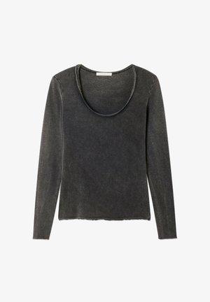Długi rękaw, ciemnoszara bluzka z szerokim dekoltem w kształcie półokręgu, miękką fakturą oraz surowym wykończeniem na dole i mankietach.