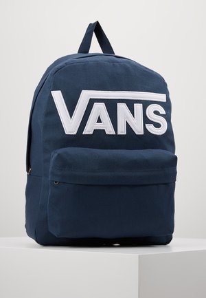 Zaino di stoffa blu con grande logo bianco "VANS", tasca frontale e manico superiore per il trasporto. Tessuto testurizzato con cuciture resistenti.