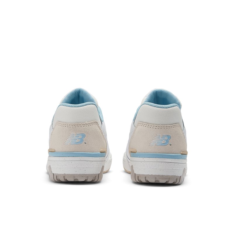 Sneaker bianche e beige con accenti blu, caratterizzate da una tomaia testurizzata, colletto imbottito e dettaglio del logo sul tallone. Suola in gomma con trazione.