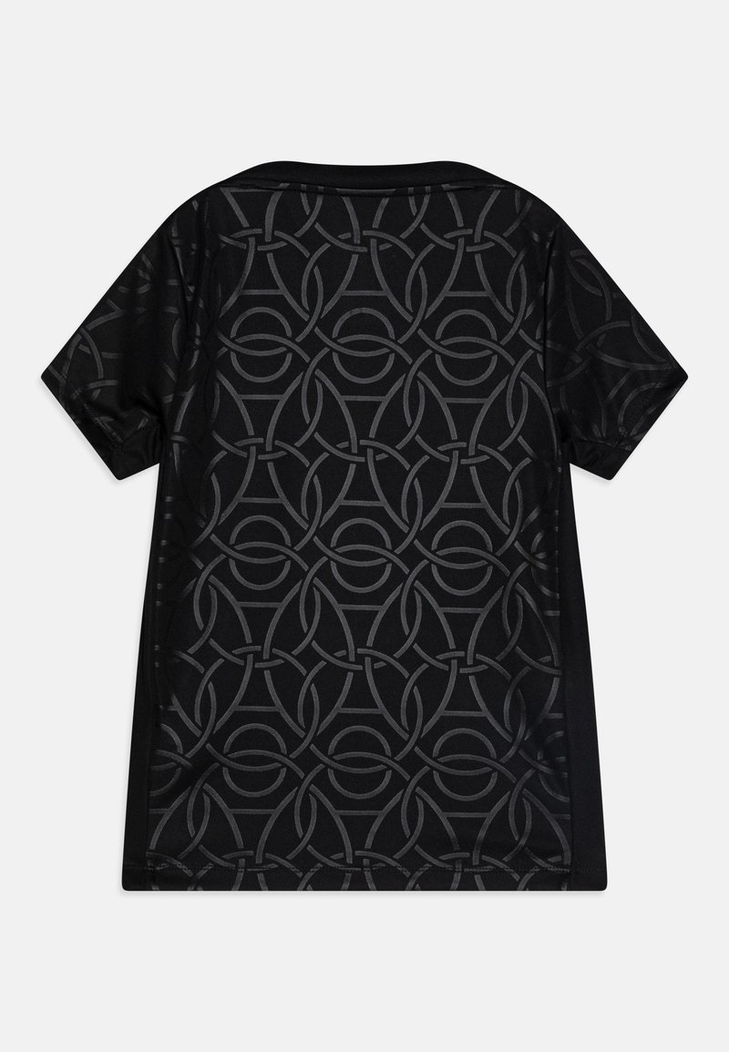 Schwarzes T-Shirt mit einem strukturierten, tonal kreisförmigen Muster auf dem Rücken, kurzen Ärmeln und einem runden Halsausschnitt.