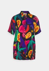 Camicia a maniche corte multicolore con sfondo nero e grandi motivi di frutta e fogliame in rosa, giallo e verde.