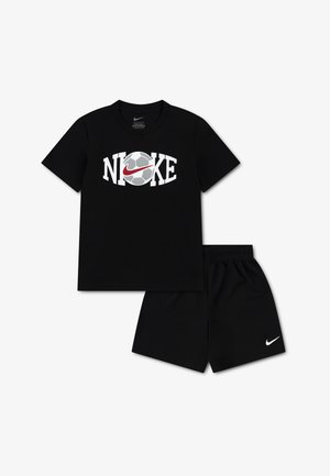 T-shirt noir à manches courtes Nike avec ballon de football et logo swoosh rouge, assorti à un short noir avec logo swoosh blanc.