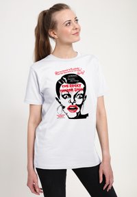 Biały bawełniany t-shirt z grafiką przedstawiającą twarz z czerwonymi ustami, czarnym obrysem oraz tekstem z "The Rocky Horror Show".