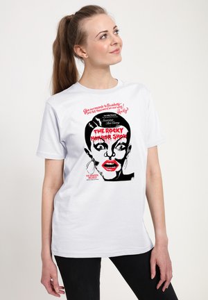 Biały bawełniany t-shirt z grafiką przedstawiającą twarz z czerwonymi ustami, czarnym obrysem oraz tekstem z "The Rocky Horror Show".