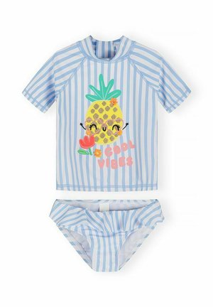 Dwuczęściowy strój kąpielowy w niebiesko-białe paski z krótkimi rękawami, zdobiony uśmiechniętym ananasem w okularach w kształcie serca oraz napisem "cool vibes".