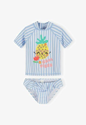 Plavi i bijeli prugasti dvodijelni kupaći kostim s kratkim rukavima, na kojem je nasmijan ananas sa naočalama u obliku srca i natpis "cool vibes".