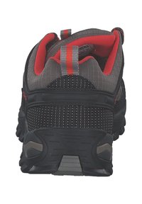 Schwarze und graue Sportschuhe mit einer strukturierten Oberseite, roten Akzenten, einem stabilen Absatz und einem ausgeprägten Profilmuster an der Sohle.