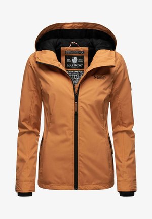 Oranje waterdichte jas met een ritssluiting aan de voorkant, een capuchon en zwarte accenten op de mouwen. Logo op de borst en binnenvoering met verzorgingsinstructies.