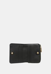 Portafoglio in pelle nera con più scomparti per carte, hardware dorato e una tasca con zip. Texture liscia con dettagli cuciti.