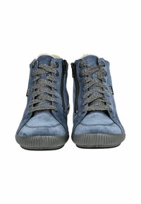 Scarpe alte in suede blu con lacci grigi, dotate di cerniere sui lati e suola in gomma testurizzata. Foderate con materiale morbido.