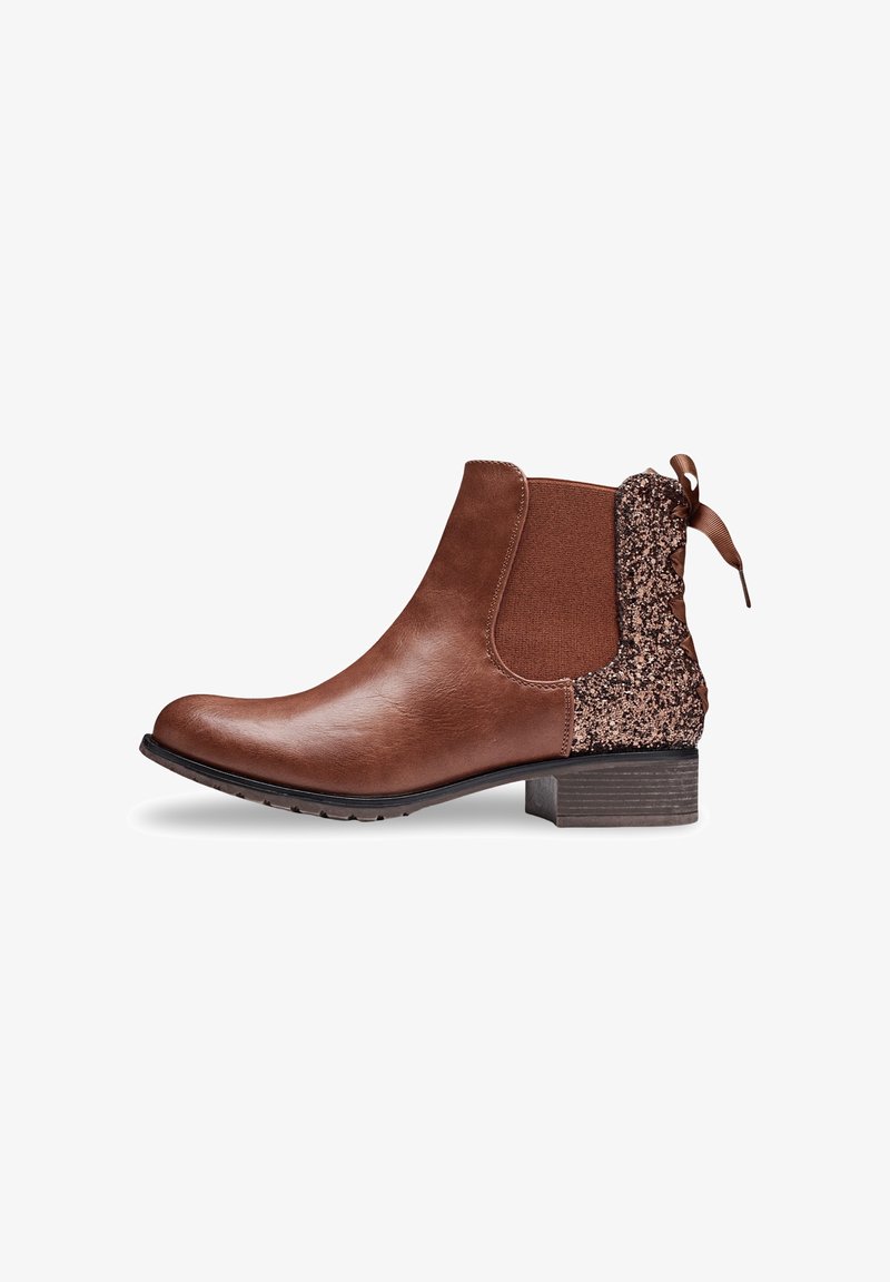 Bottine en cuir marron avec un panneau latéral élastique texturé, un dos orné de paillettes et un petit talon. Comprend un accent décoratif en forme de nœud.