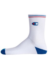 Weißer Knöchelsocke mit geripptem Muster, blauer Zeh und Ferse, mit roten und blauen Streifen am Bündchen. Enthält ein kleines Logo in der Mitte.