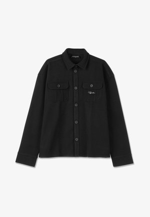 Černá košile na knoflíky vyrobená z měkké tkaniny, s límečkem, dvěma předními kapsami s klopami a malým výšivkovým logem na prsou.