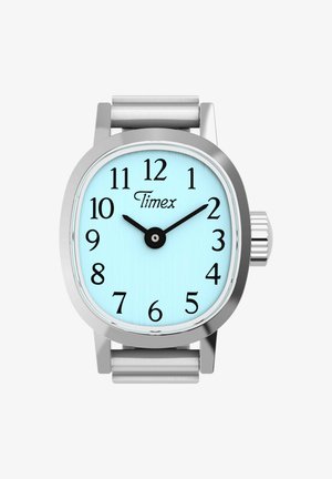 Sølvarmbåndsur med lyseblå urskive, sorte arabertal og visere, der viser 10:10, rustfrit stålfremstillet rem og krone på højre side.