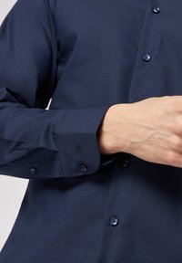 ROY ROBSON SLIM FIT MIT LEICHTER STRUKTUR - Zakelijk overhemd - dunkelblau
