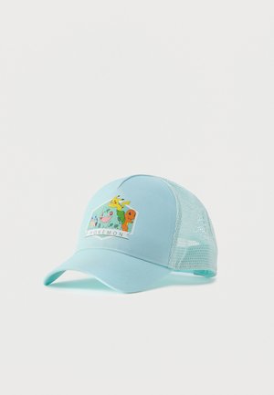 Lyseblå mesh baseballkasket med Pikachu, Bulbasaur, Charmander og Squirtle samt teksten "Pokemon" på frontpanelet.