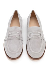 Mocassini in suede grigio chiaro con una superficie liscia, caratterizzati da una cinta in pelle decorativa e dettagli in catena sulla parte anteriore. Suola in gomma.