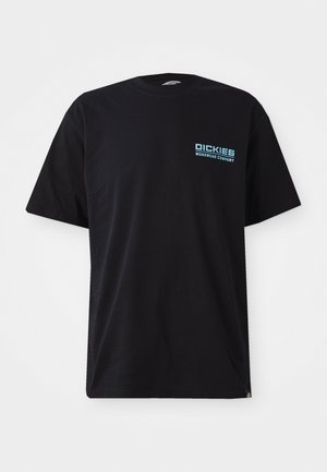 Tricou din bumbac negru cu mâneci scurte, având un logo al "DICKIES WORKWEAR COMPANY" de culoare albastră pe partea stângă a pieptului. Gât standard tip crew.