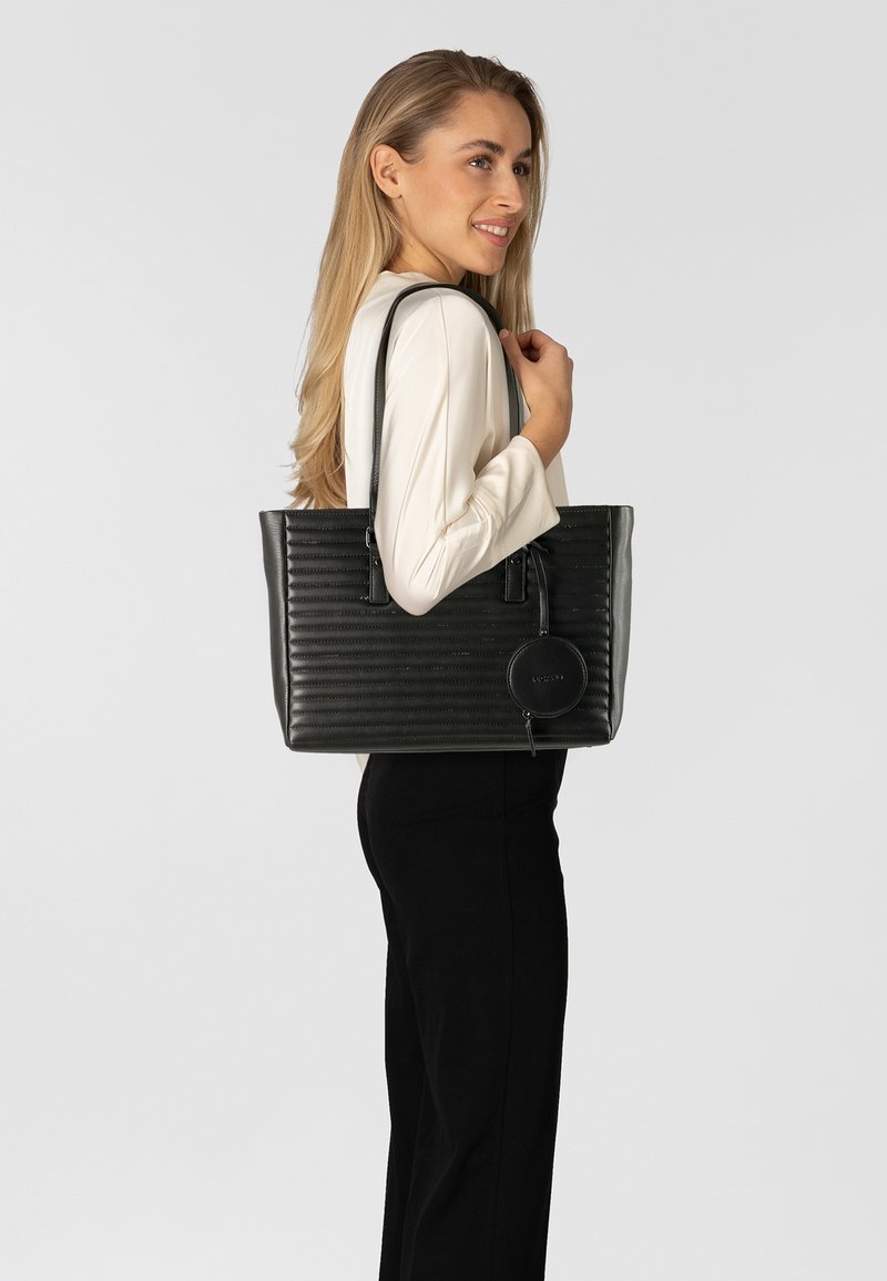 Schwarze Kunstleder-Shopper-Tasche mit strukturierten vertikalen Streifen, doppelten Schulterriemen und einem runden abnehmbaren Münzgeldbeutel.