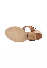 Sandalo con cinturini in pelle intrecciata, suola in legno che mostra il motivo della suola e tacco con marcatura di taglia 38, isolato su sfondo bianco.