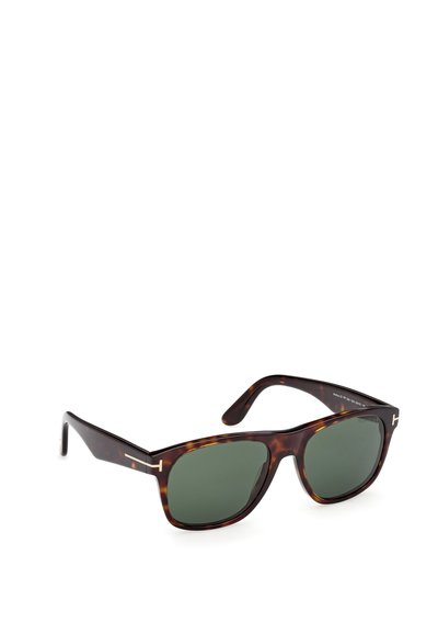 Occhiali da sole tartarugati con lenti verde scuro, design quadrato e dettagli metallici sulle tempie, caratterizzati da una superficie in plastica liscia.