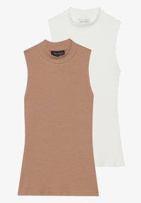 Zwei ärmellose Oberteile: eines in Beige und eines in Weiß. Beide weisen eine gerippte Textur und ein hochwertiges Neckholder-Design auf, mit einem klaren, modernen Schnitt.