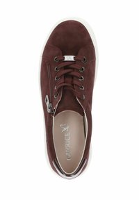 Burgundy suede sneaker with white rubber sole, featuring round laces and a side zipper. Inside displays a logo in silver.