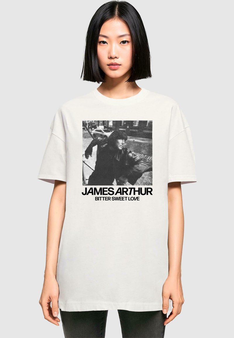 Weißes Baumwoll-T-Shirt mit einem schwarz-weißen Grafik eines Mannes, mit dem Text "JAMES ARTHUR" und "BITTER SWEET LOVE" in fetten schwarzen Buchstaben.