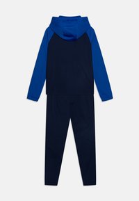 Navyblauwe trainingsoutfit met een hooded jack met contrasterende blauwe mouwen en tapered broek, gemaakt van zacht, ademend materiaal.