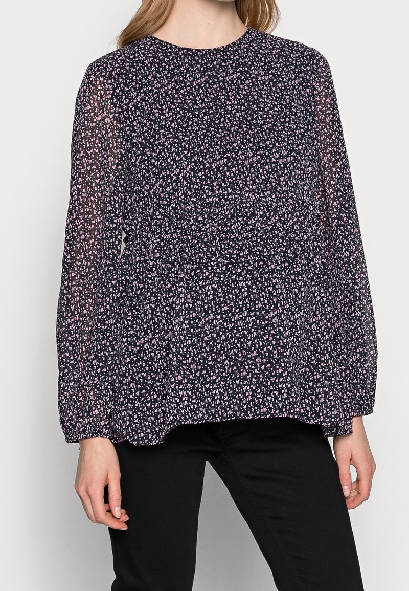 Blusa a maniche lunghe con motivo floreale, scollo tondo e vita arricciata. Base di un blu navy scuro con accenti rosa e bianchi; tessuto trasparente.