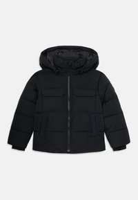 Veste d'hiver noire matelassée avec fermeture éclair sur le devant, deux poches à rabat sur la poitrine, poches latérales et capuche attachée.
