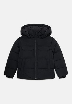 Veste d'hiver noire matelassée avec fermeture éclair sur le devant, deux poches à rabat sur la poitrine, poches latérales et capuche attachée.