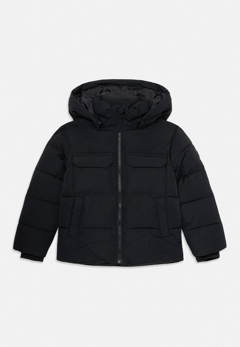 Veste d'hiver noire matelassée avec fermeture éclair sur le devant, deux poches à rabat sur la poitrine, poches latérales et capuche attachée.