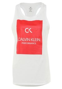 Valkoinen toppi leveillä olkaimilla, jossa on suuri punainen neliödesign. Valkoisella tekstillä on painettuna "CALVIN KLEIN PERFORMANCE" logoineen.