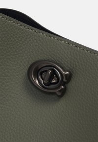 COACH WILLOW BUCKET BAG IN COLORBLOCK - Mala de mão - army green multi