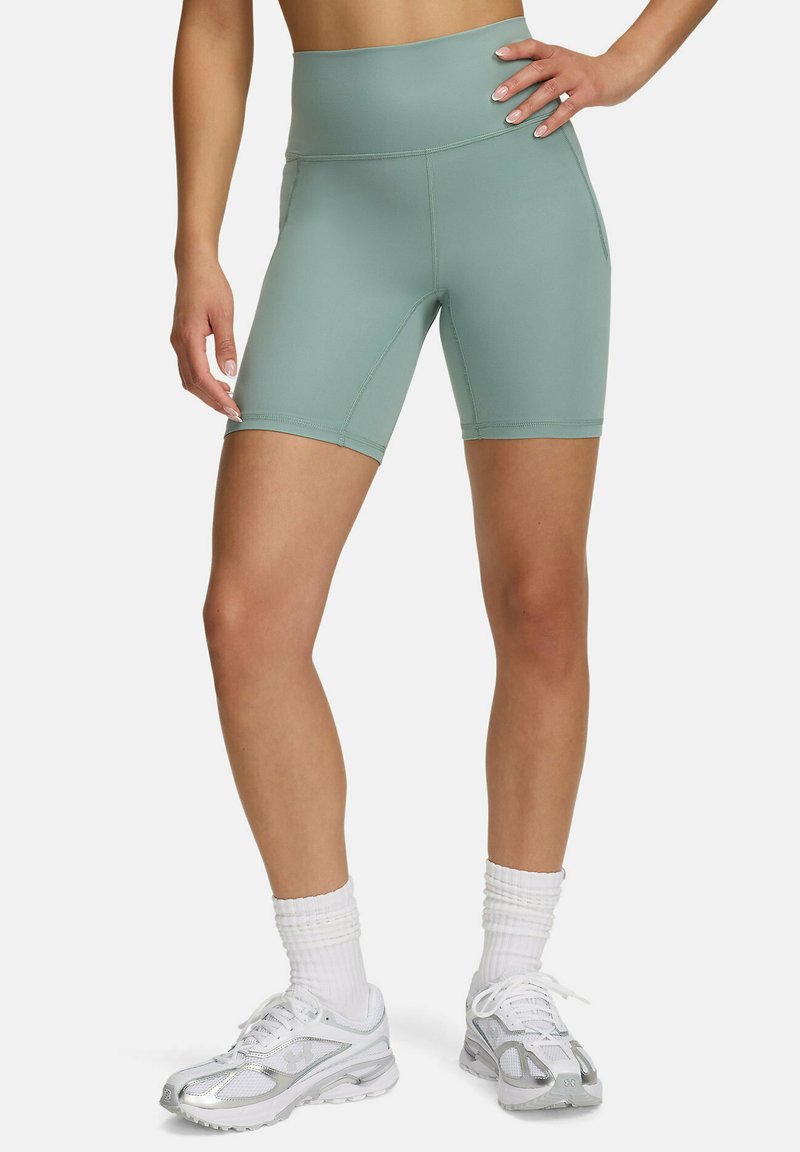 Shorts de vélo taille haute vert menthe avec une texture lisse et un design ajusté, dotés de poches latérales et de coutures plates pour plus de confort.