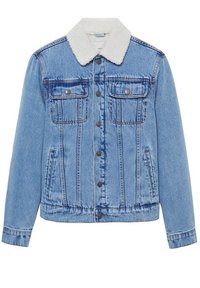 Chaqueta de mezclilla en azul claro con cuello de sherpa, cierre de botones y dos bolsillos en el pecho. Presenta un diseño clásico y detalles de costura visibles.