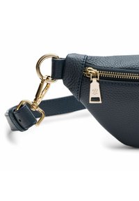 Navyfarbene Leder-Gürteltasche mit strukturierter Oberfläche, goldenen Beschlägen, einem Reißverschluss und einem abnehmbaren Tragegurt mit Schnalle und D-Ring.