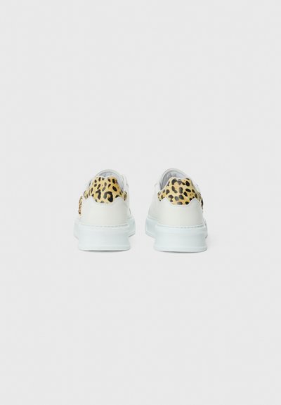 Adidași albi cu accente din imprimeu leopard la călcâi, având un material din piele netedă și o talpă din cauciuc de culoare albastră deschisă.