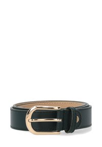 Schwarzer Ledergürtel mit strukturierter Oberfläche, aufgerollt, mit glänzender goldfarbener Metallschnalle vor weißem Hintergrund.