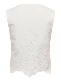 Top blanc sans manches avec motifs floraux ajourés brodés et détails festonnés sur l'ourlet du tissu.