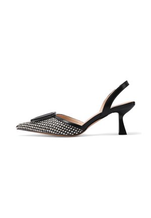 Scarpa slingback con punta a punta in bianco e nero, con un motivo tessuto testurizzato, un accento nero lucido e un tacco medio affusolato.