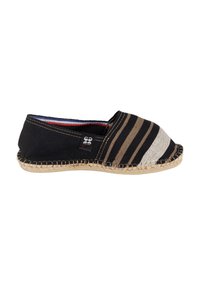 Espadrille rayée en tissu noir et beige avec un bout rond et une semelle en jute. Présente un motif tissé et des accents cousus.