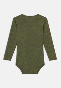 Dječji bodi s dugim rukavima, maslinasto zelene boje, rebraste strukture, s okruglim izrezom i kopčom na dnu, prikazan s leđa na bijeloj pozadini.