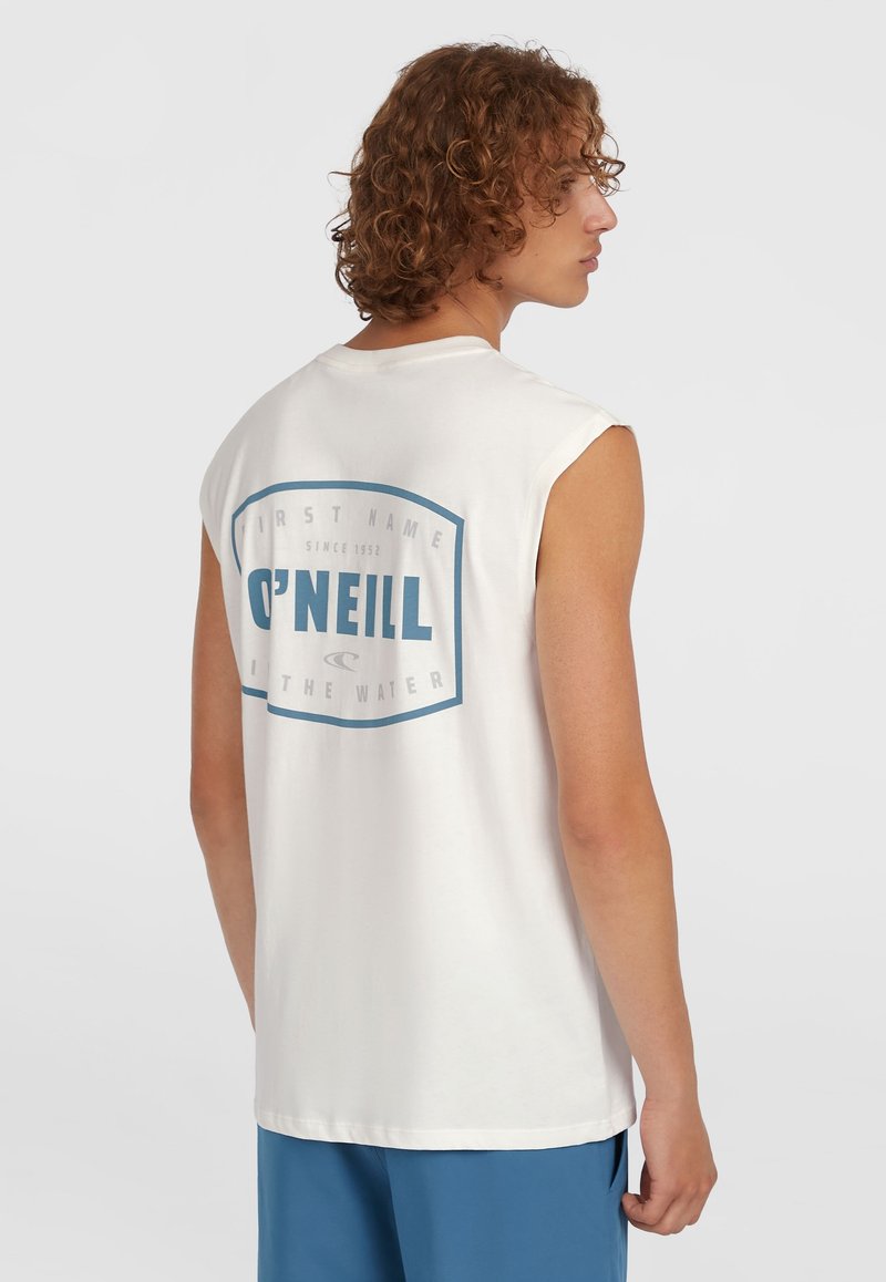 T-shirt sans manches blanc avec un graphique bleu au dos, portant un texte et un logo. Fabriqué en coton, avec une coupe décontractée et une texture douce.